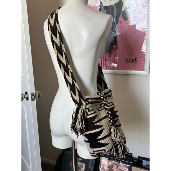 Boho woven Black & White Crossbody bucket Bag With Geometric Patterns Long Strap - Picture 4 of 8